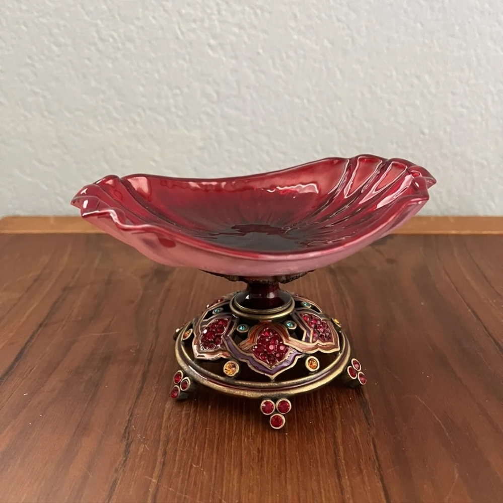 Jay Strongwater pedestal soap dish